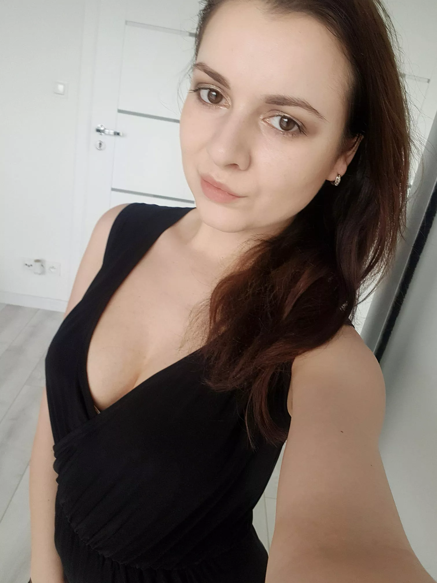 Piękna gwiazda disco polo zszokowała wszystkich głębokim dekoltem. Fani nie mogą oderwać wzroku! 